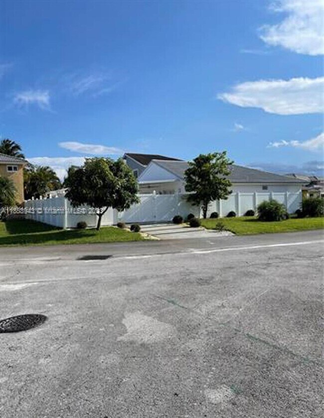 Foto del edificio - 5610 NW 187th St