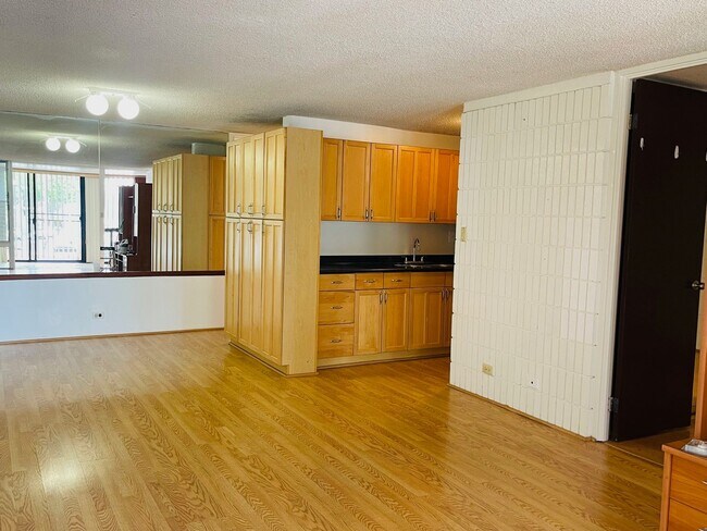 Foto del edificio - Partly Furnished 3-bedroom, 2-bath condo a...