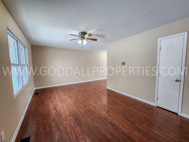 Foto del edificio - 3 Bedroom 1 Bath Home with Non-Conforming ...