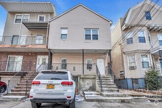 Building Photo - 165 Winfield Ave