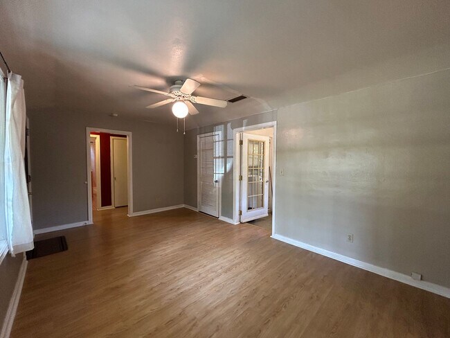 Building Photo - Adorable Oak Park 2/1 With Garden Oasis