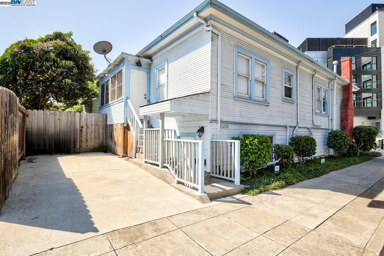 Primary Photo - 5200 Redondo Ave