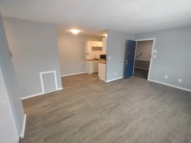 Building Photo - Creekside Apartments