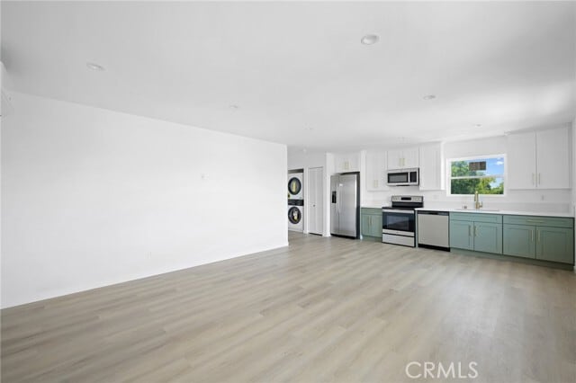 Building Photo - 842 E Cypress Ave