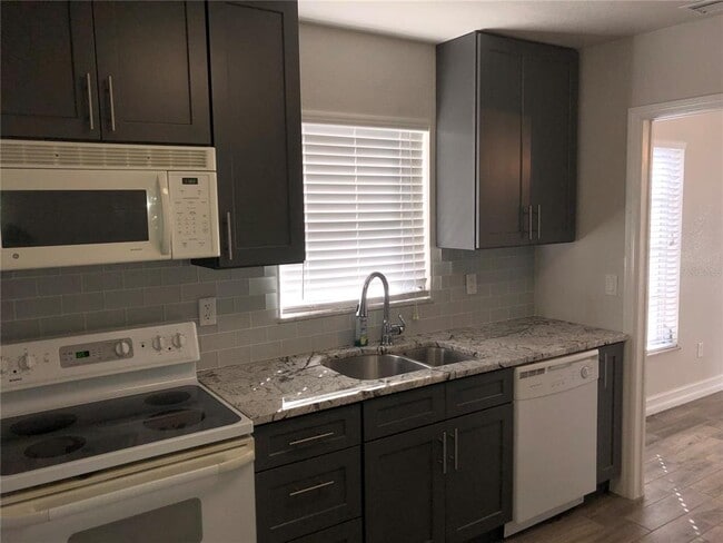 Foto del edificio - 21322 Stillwater Ave