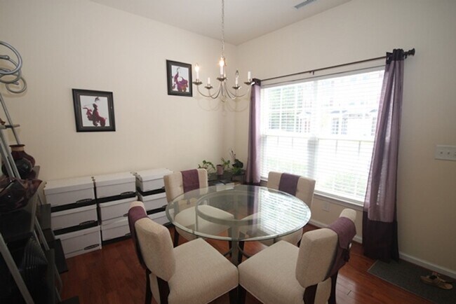 Foto del edificio - Bright end unit townhouse in a convenient ...