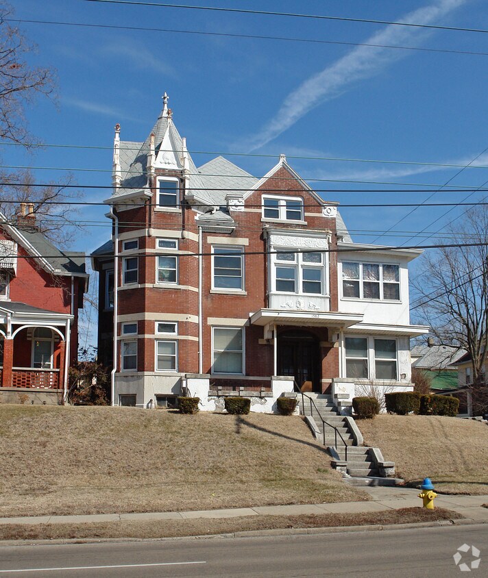Primary Photo - 1582 Wayne Ave