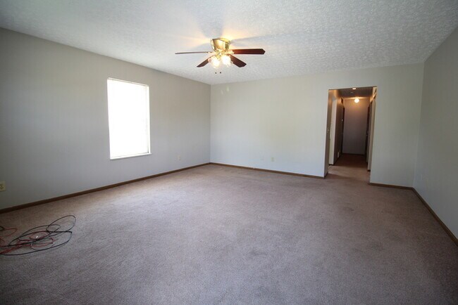 Building Photo - 2 bedroom ranch, duplex