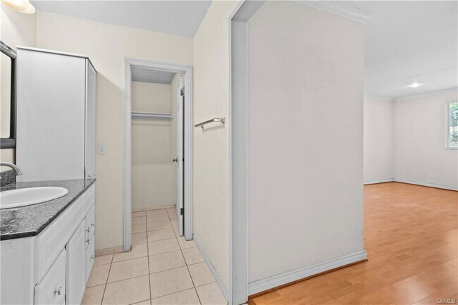 Foto del edificio - 18123 Delano St