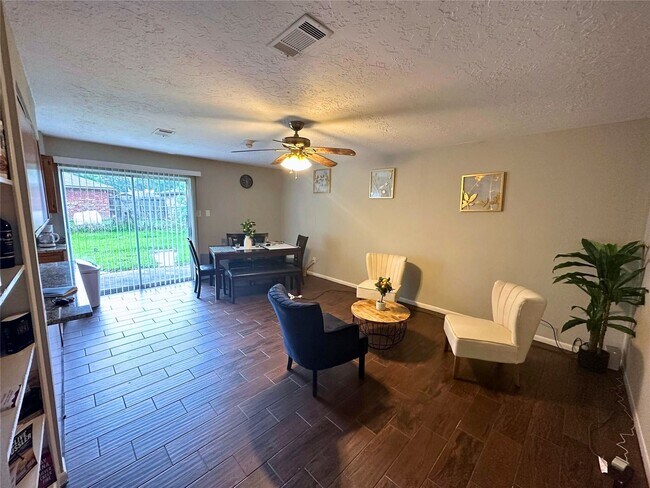 Foto del edificio - 9939 Valley Park Dr