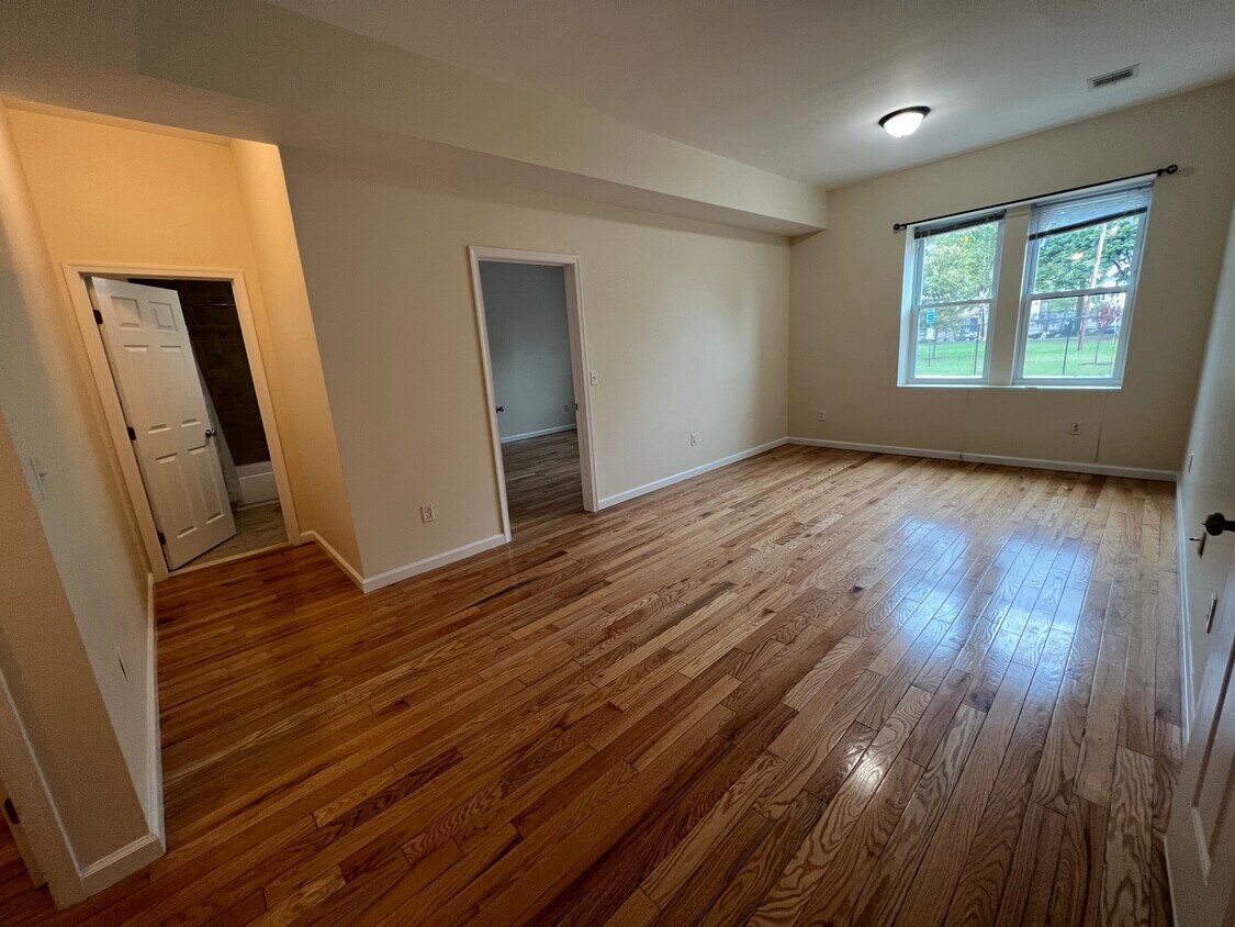 Primary Photo - 320 Broadway