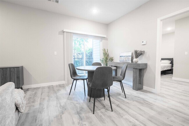 Foto del edificio - 2101 Reinke Rd