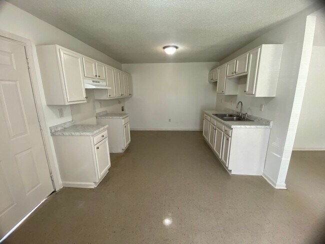 Building Photo - 3368 Rockwood Ave