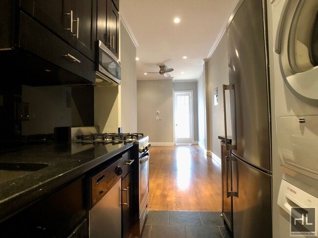 Building Photo - NO FEE One Bed in Murray Hill! Won't Stay ...
