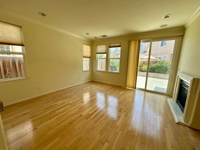 Building Photo - LUXURY HOME WITH BEAUTIFUL FINISHES CENTRA...