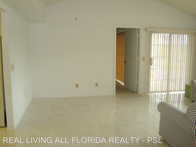Building Photo - 1630 SE Green Acres Cir