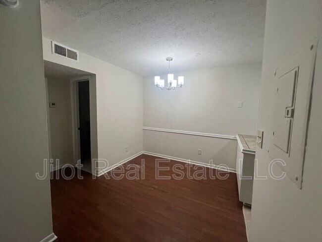 Foto del edificio - 2711 Fairlee Dr