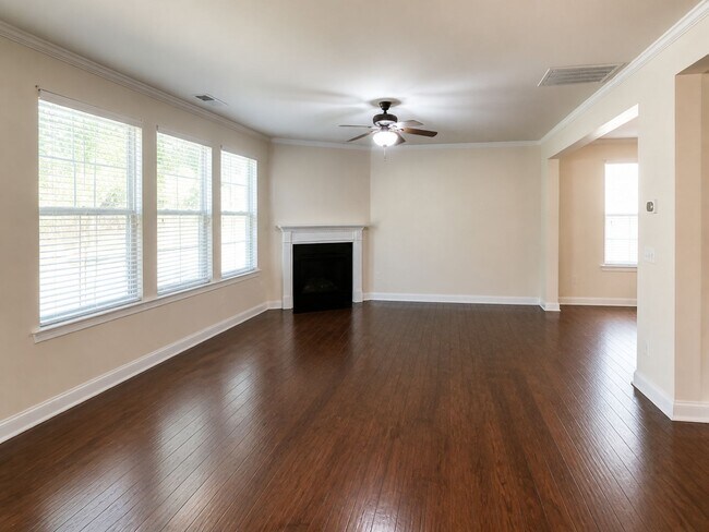 Foto del edificio - 137 Glade Vly Ave