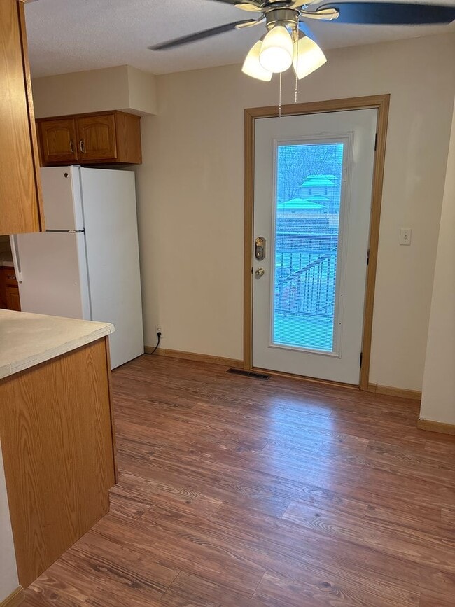 Foto del edificio - 2 Bedroom, 1.5 Bath Townhouse in Clinton, IA