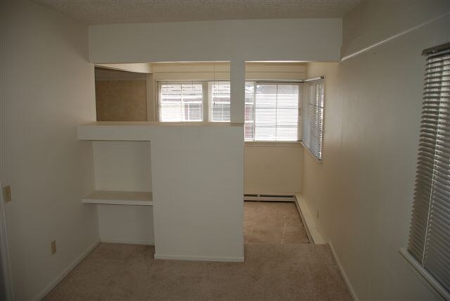 Dormitorio parcialmente abierto hacia la sala de estar - 502 Canon Ave