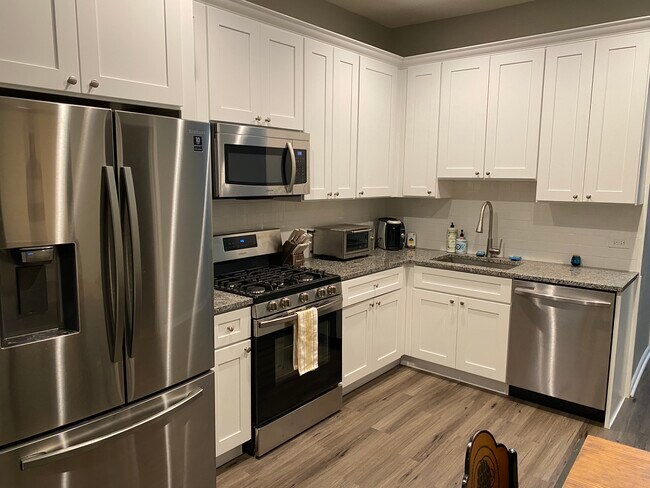 Foto del edificio - 3343 N Troy St