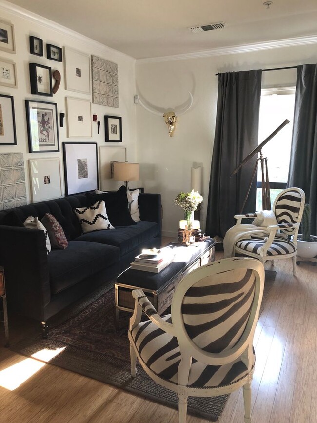 Building Photo - Beautiful 2 Bedroom 2.5 Bath Townhouse