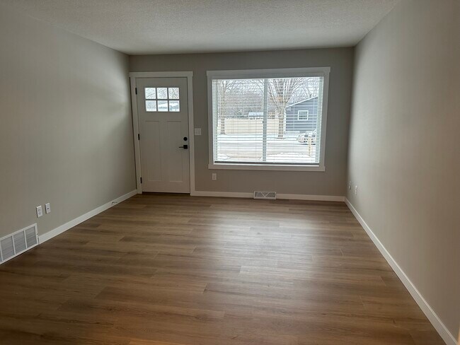 Gran sala de estar - 605 N Grove St