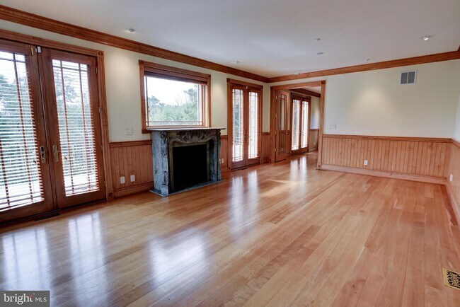 Building Photo - 4646 Hawthorne Ln NW