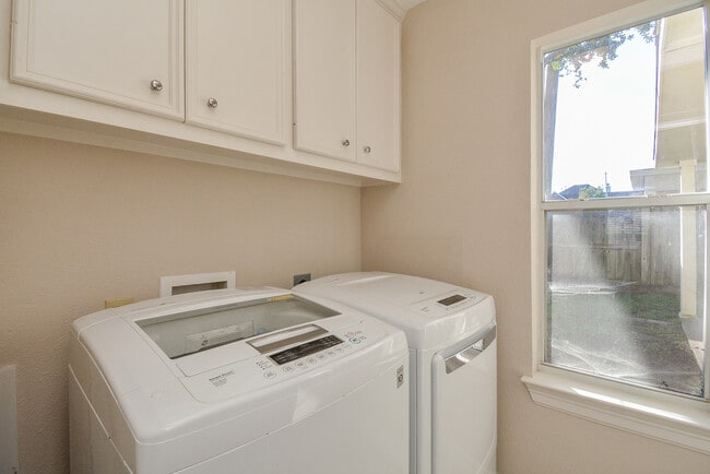Foto del edificio - 4034 Glen Cove Dr
