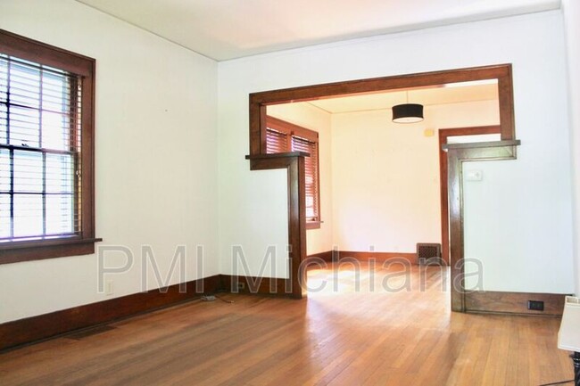 Building Photo - 208 Tonti St