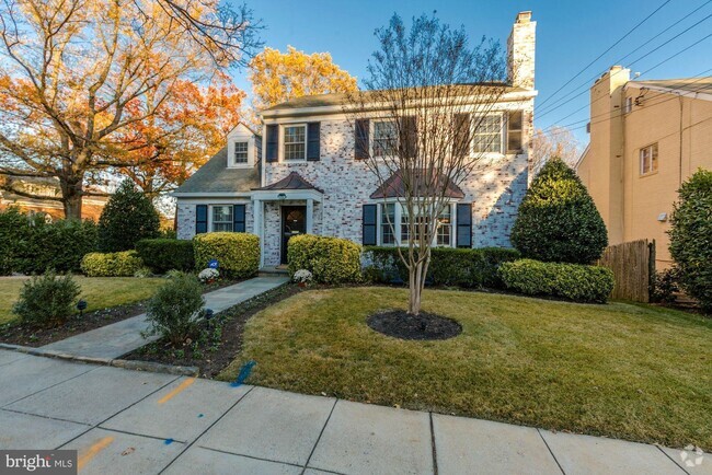 Picture-perfect 4BR "up" white-washed home - 3227 45th St NW