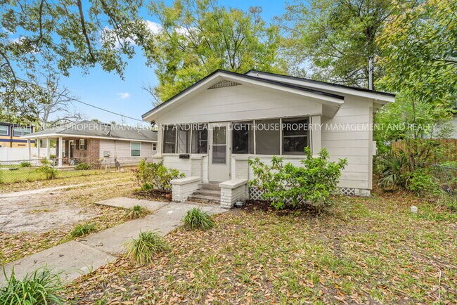 Foto del edificio - COMING SOON: Newly Renovated 3 Bedroom Home with Screened Porch