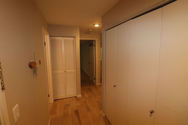 Foto del edificio - Spacious 1 Bed 1 Bath Corner Unit in North...