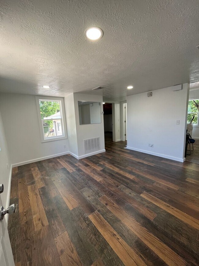 Foto del edificio - Recently Updated 2 Bed/1 Bath Upper Level Duplex Near Downtown!