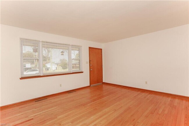 Building Photo - Hampton Duplex 2bed 1 bath