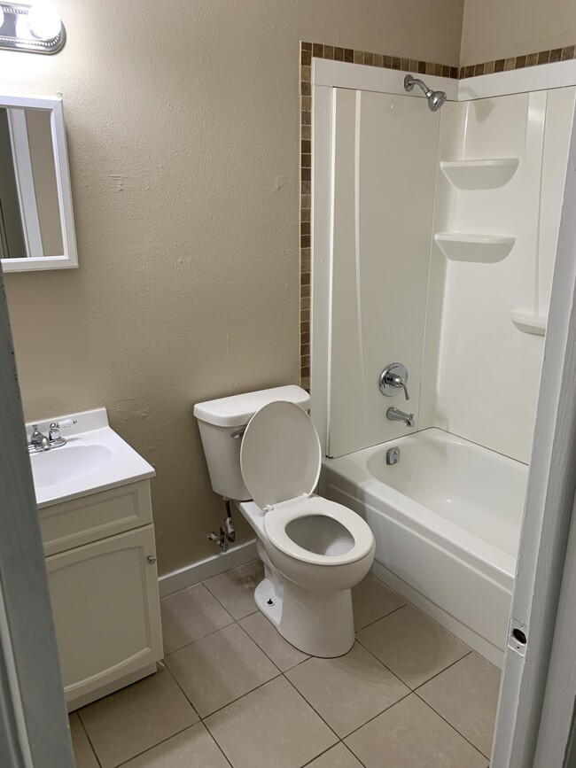 Full Bath - 1120 Lincoln Avenue