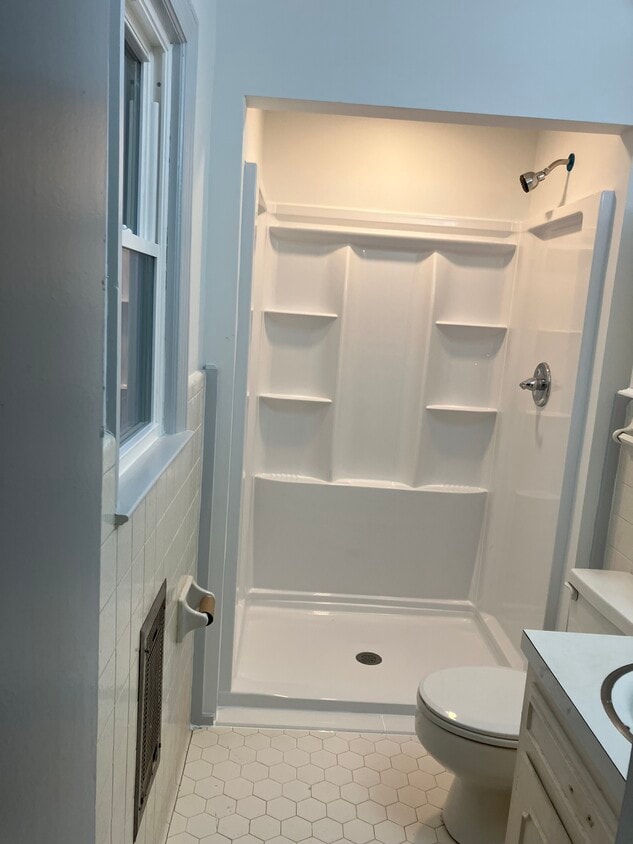 Nueva ducha en el baño principal - 3608 Red Bud St
