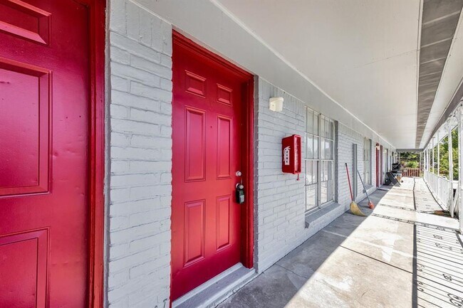 Foto del edificio - 3040 Golfcrest Blvd