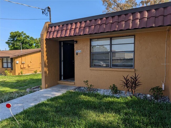Foto del edificio - 8944 Temple Terrace Hwy