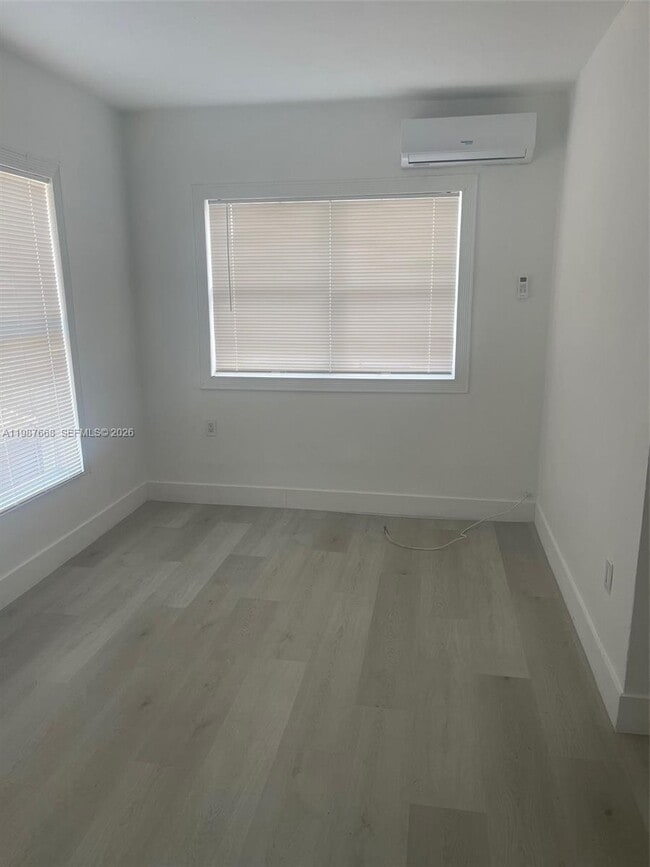 Building Photo - 1552 SW 2nd St