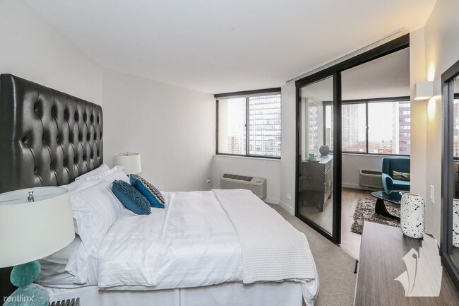 Building Photo - 1 br, 1 bath Condo - 2631 N Clark 1203