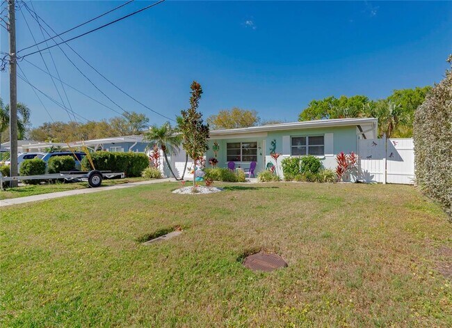 Building Photo - 562 Baywood Dr N