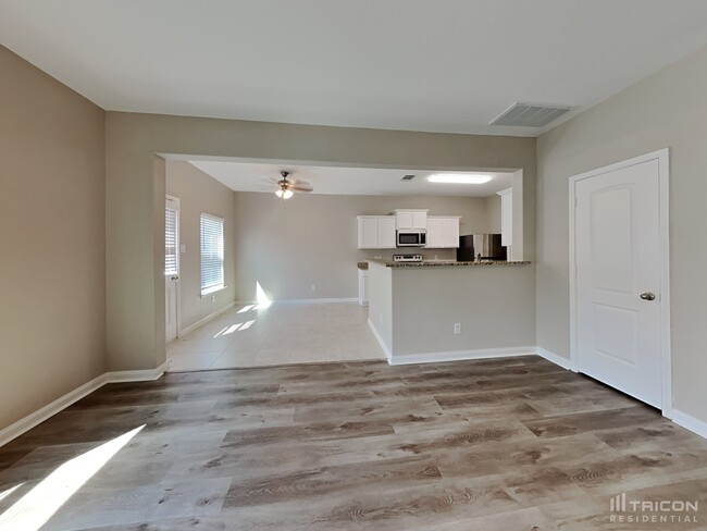 Foto del edificio - 1327 Tamarack Dr