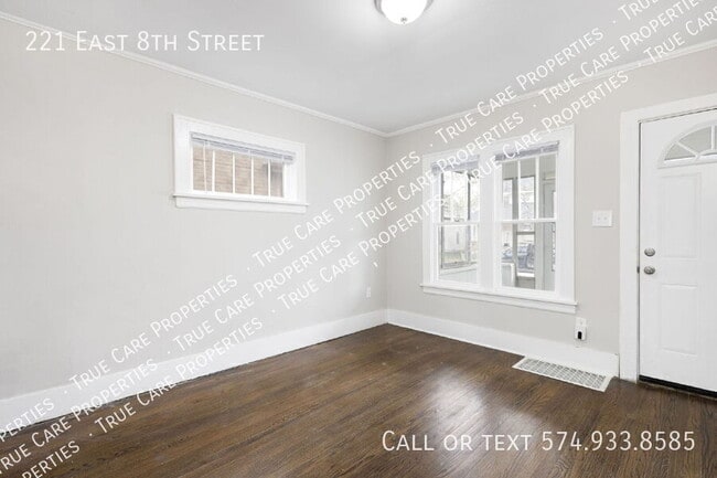 Foto del edificio - 221 E 8th St