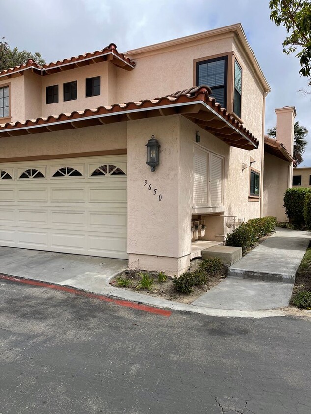 Foto principal - 3 Br./3Ba. Townhome @ Sunstream Carmel Valley