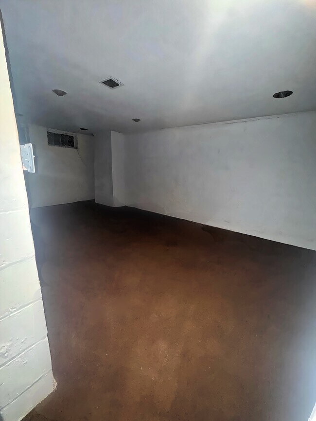 Sala de entretenimiento en el sótano - 1464 E 195th St