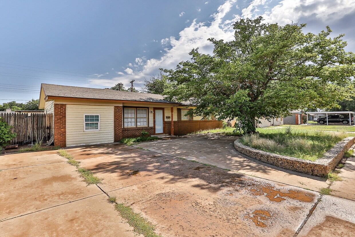 Foto principal - Three Bedroom Home in Quiet Neighborhood