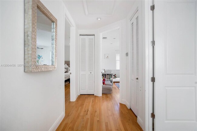 Foto del edificio - Southwest 20th Road, Miami, FL 33129 - 3 BR 2.5 BA single-family home