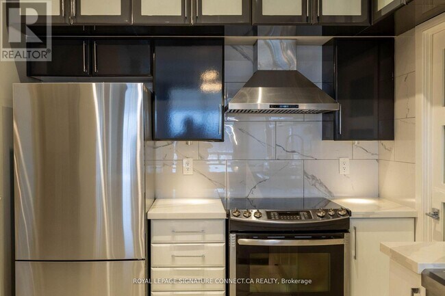 Photo du bâtiment - 1720 Eglinton Ave E