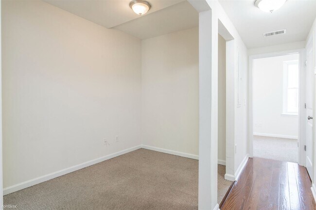 Building Photo - 2 br, 1 bath Triplex - 1820 W BERKS ST Unit 2